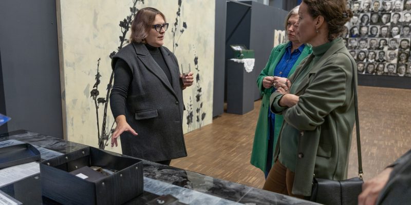 Trīs sievietes Kuldīgas Mākslas namā.