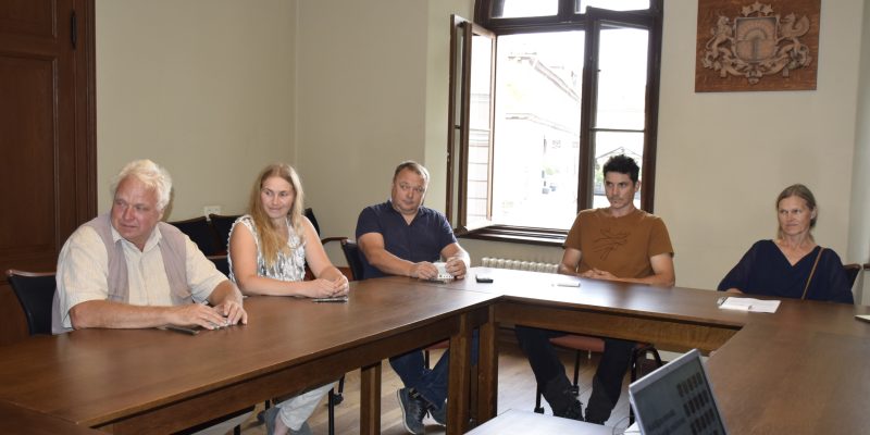 Pieci cilvēki – trīs vīrieši un divas sievietes – Īvades iedzīvotāju padome